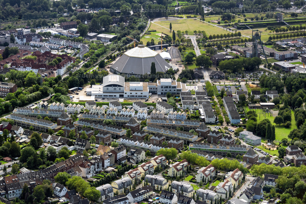 4050158 | OBERHAUSEN 25.08.2021 Wohngebiet einer Reihenhaus- Siedlung an der an der Kampstraße - Auf der Höhe im Ortsteil Osterfeld in Oberhausen im Ruhrgebiet im Bundesland Nordrhein-Westfalen, Deutschland. Weiterführende Informationen bei: Adler Group S.A.,  ST-Freiraum Landschaftsarchitekten. // Residential area a row house settlement on Kampstrasse - Auf of Hoehe in the district Osterfeld in Oberhausen at Ruhrgebiet in the state North Rhine-Westphalia, Germany. Further information at: Adler Group S.A.,  ST-Freiraum Landschaftsarchitekten. Foto: Gerhard Launer