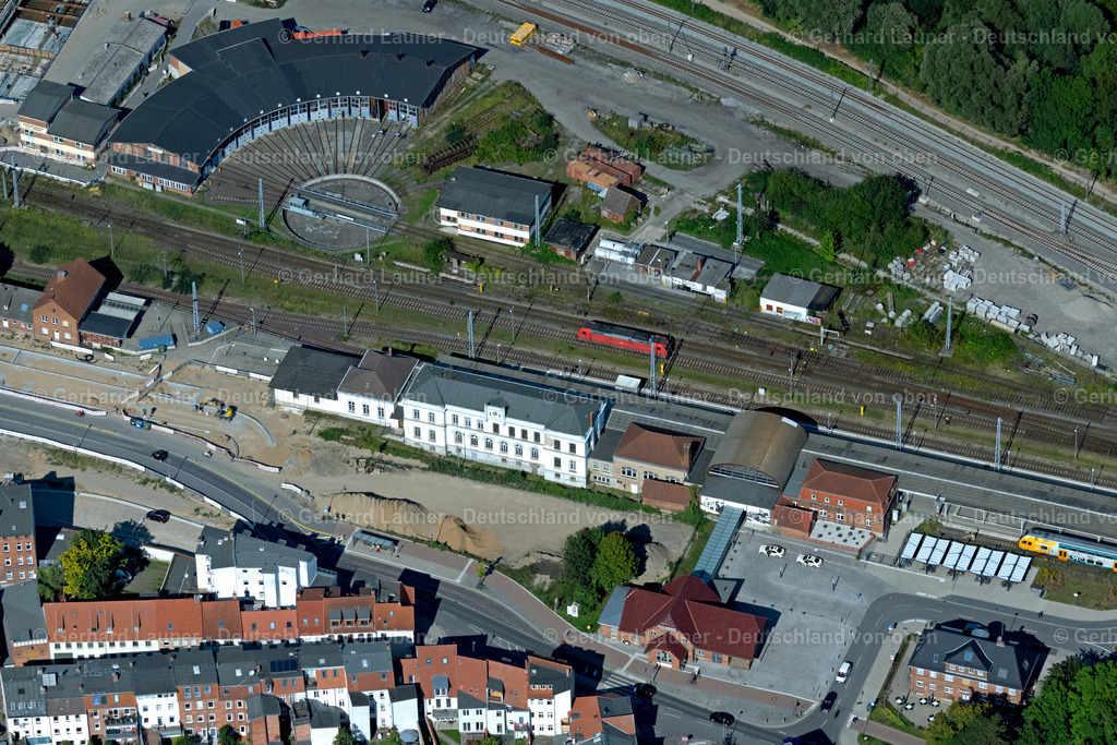 4062250 | WISMAR 08.09.2021 Gleisverlauf und Gebäude des Hauptbahnhofes der Deutschen Bahn an der Poeler Straße in Wismar im Bundesland Mecklenburg-Vorpommern, Deutschland. Weiterführende Informationen bei: Deutsche Bahn AG,  Hansestadt Wismar. // Track progress and building of the main station of the railway on street Poeler Strasse in Wismar in the state Mecklenburg - Western Pomerania, Germany. Further information at: Deutsche Bahn AG,  Hansestadt Wismar. Foto: Gerhard Launer