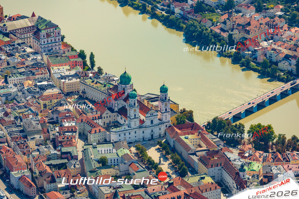 Schrägluftbild  Domplatz  Passau - Das Luftbild wurde 2025 vom UL-Flugzeug heraus erstellt ( keine Drohne ) - Hochauflösende Luftaufnahme -Nicht vergleichbar mit Google Maps oder Satelittenbilder- Die Geschenkidee !Mit Lizenz und Bildrechte bestellbar