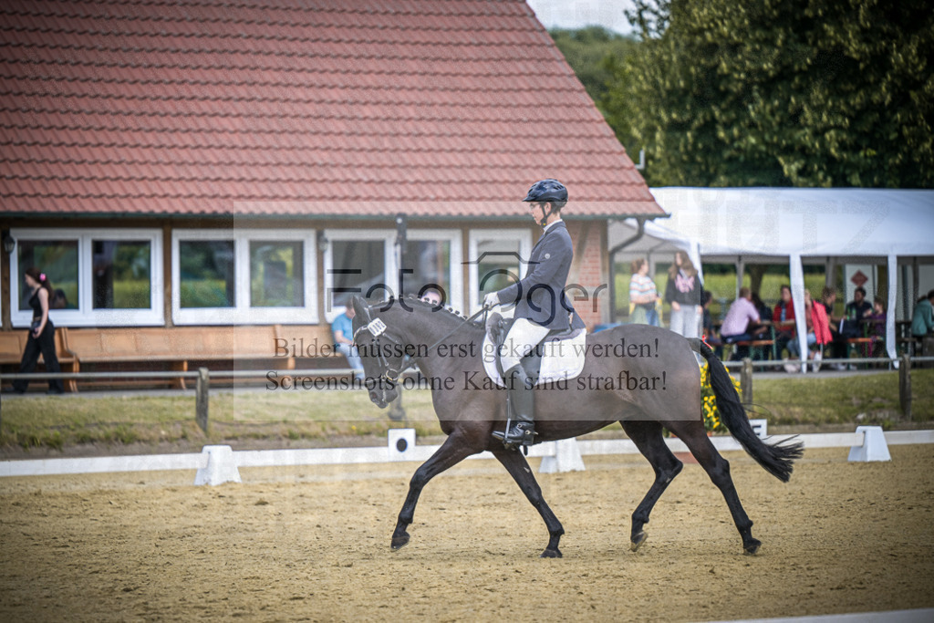 DOS_1971 | Entdecke hochwertige Reitturnierfotos von Foto Oger. Professionell, emotional und authentisch – jetzt Lieblingsmomente im Shop bestellen.Deutschlandweite Turnierfotografie. - Realisiert mit Pictrs.com