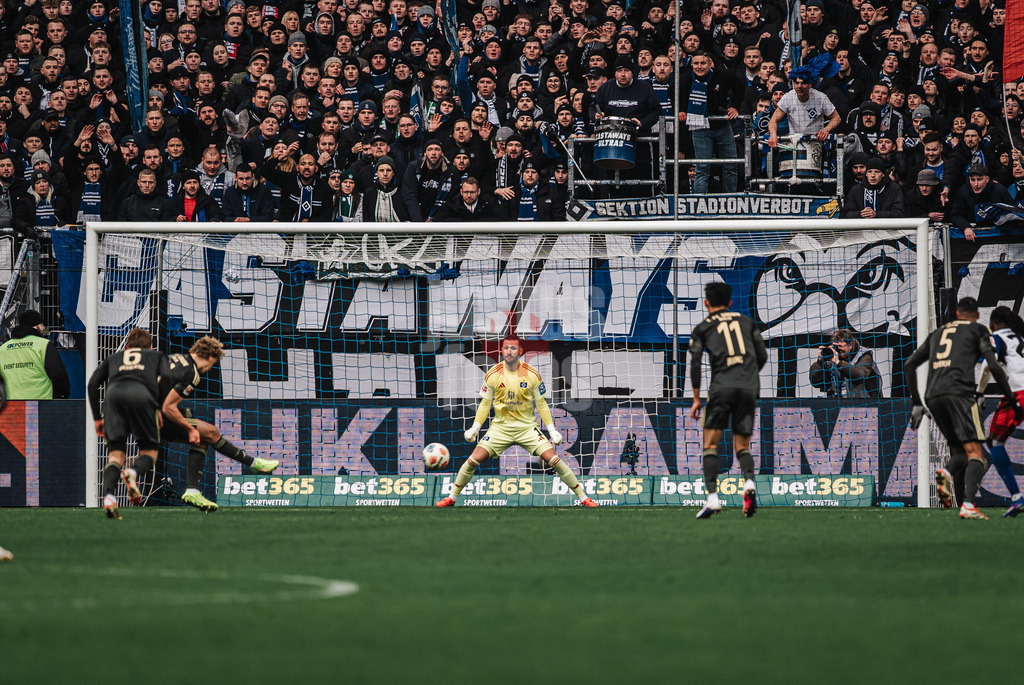 Fußball | Männer | Saison 2025/2026 | 1. Fußball-Bundesliga | 22. Spieltag | Hamburger SV vs. 1. FC Union Berlin | 14.02.2026 | Leopold Querfeld (#14, 1. FC Union Berlin) verwandelt den Elfmeter gegen Daniel Heuer Fernandes (#1, HSV)