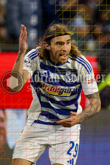 MSV Duisburg vs Rot-Weiss Essen - 3. Liga | Duisburg, Deutschland, 26.10.25:   Joshua Bitter (MSV Duisburg) gestikuliert, Gestik waehrend des Spiels der 3. Liga MSV Duisburg vs Rot-Weiss Essen in der schauinsland-reisen-arena(Foto von Brauer-Fotoagentur / Adrian Schlueter)
