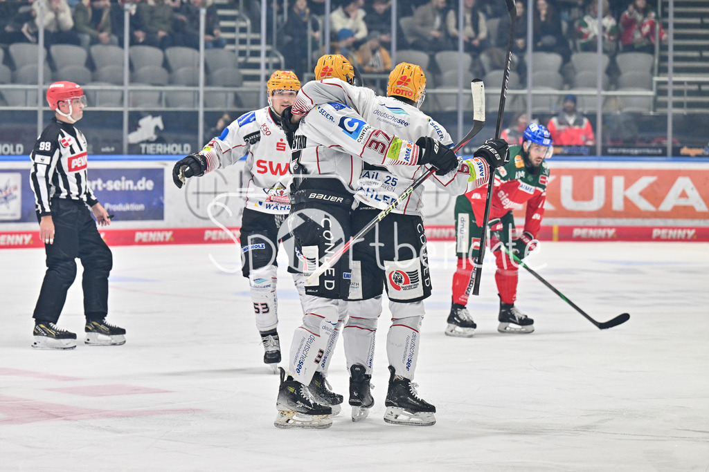Augsburger Panther - Fischtown Pinguins | Jubel der Gaeste nach dem Treffer zum 0-2 durch Markus VIKINGSTAD (Fischtown Pinguins 37) / Freude / Happy / tor / torschuetze / DEL: Augsburger Panther - Fischtown Pinguins, Curt Frenzel Stadion am 08.01.2025