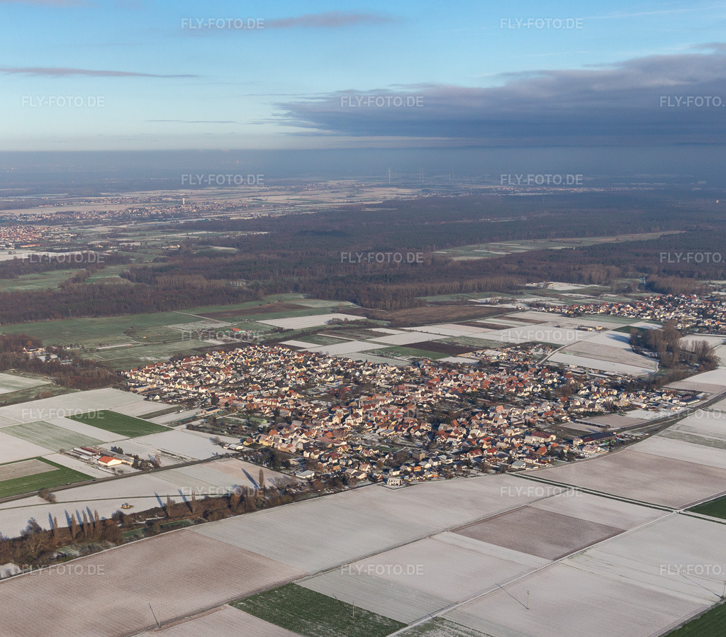 Luftbild: Ortsansicht von Südwesten im Winter bei Schnee in Ottersheim bei Landau im Bundesland Rheinland-Pfalz in Deutschland. Foto: IMG_135557-Pano.jpg vom 16.12.2022 durch Werner Riehm/FLY-FOTO.deAuflösung des Originals: 4032 x 3536 px