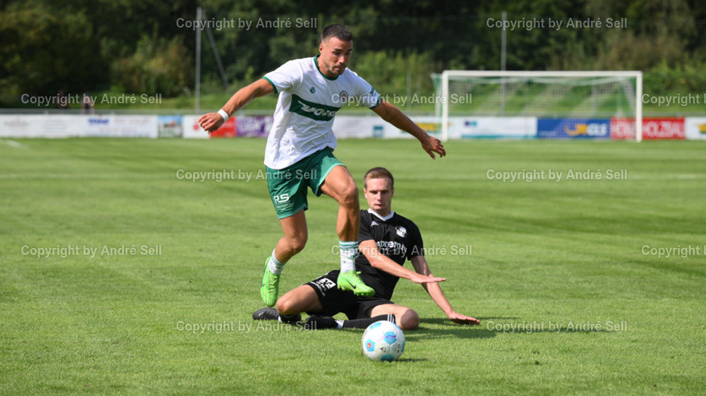 PSV Neumünster vs Heider SV | Tim Möller (PSV #21) / Marvin Wolf (Heide #7) - Fußball-Oberliga Männer 2024/2025 / PSV Neumünster vs Heider SV / PSV Stadion Platz A / Neumünster / 17.08.24 - Realisiert mit Pictrs.com