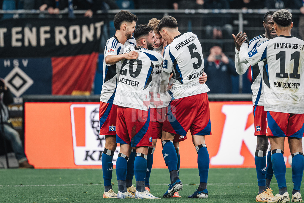 Fußball | Männer | Saison 2024/2025 | 2. Fußball-Bundesliga | 15. Spieltag | Hamburger SV vs. SV Darmstadt 98 | 08.12.2024 | Adam Karabec (#17, HSV) schießt sein erstes Tor für den HSV und jubelt mit dem Team