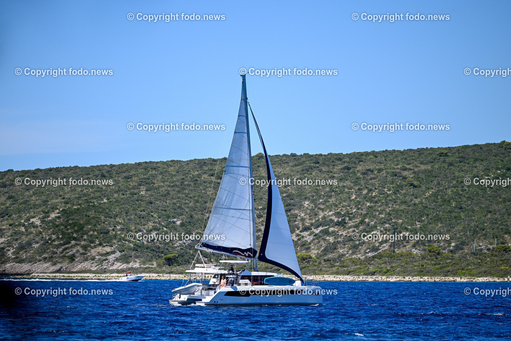 Kroatien_ Brac_ Insel in Dalmatien_ Milna_ 18.07.2025-65 | 18.07.2025, Kroatien, HRV, Brac, Insel in Dalmatien, Milna im Bild Themenbild, Boot, Segelboot, Wind, segeln, Tourismus, Touristen, Durchfahrt Splitska Vrata zwischen den Inseln Solta und Brac, Meer, Adria, Feature, Symbolbild