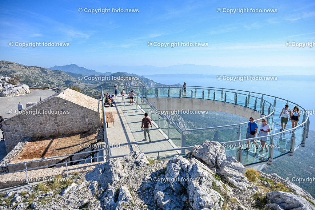 Kroatien_ Biokovo Naturpark_ 13.10.2023-66 | 13.10.2023, Kroatien, HRV, Naturpark Biokovo im Bild Naturpark Biokovo, Skywalk, Sv. Jure, St. George

Der Park erstreckt sich über eine Flaeche von 19.550 Hektar und umfasst einen circa 30 km langen und bis zu 7 km breiten, sich in nordwestlich-suedoestlicher Richtung erstreckenden Teil des Biokovo-Gebirges von Dubci bis nach Gornja Igrane. Er umfasst das Teilgebiete der Staedte Makarska und Vrgorac sowie der Gemeinden Baška Voda, Brela, Podgora, Šestanovac, Tučepi, Zadvarje und Zagvozd. Der Park liegt auf einer Hoehe von 200 bis 1762 m. i. J.; der Sveti Jure (Heiliger Georg) als hoechster Berg des Parks ist zugleich der zweithoechste Gipfel in Kroatien.
Quelle: Wikipedia