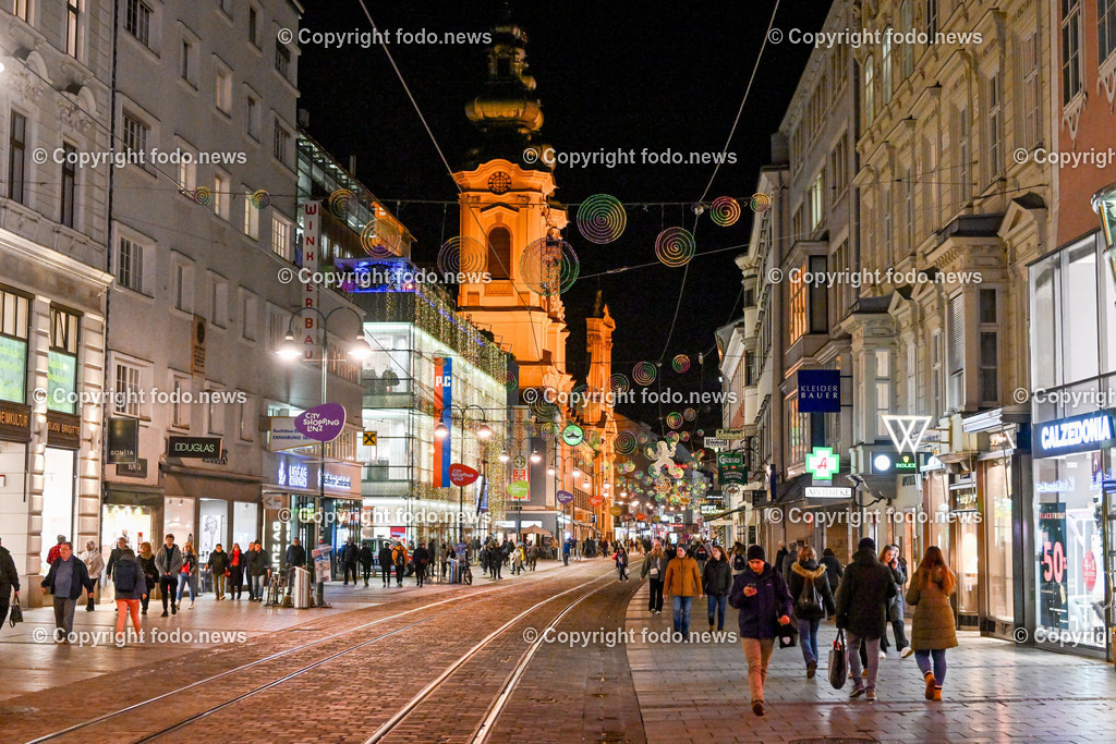 Weihnachtsmarkt_ Linz_ 22.11.2023-17 | 22.11.2023, Landstrasse Linz, AUT, Weihnachten 2023, im Bild Weihnachtsbeleuchtung, Weihnachten, Shopping, Einkauf, Geschenke, Menschen, Adventszeit, Advent, Freude, Dekoration