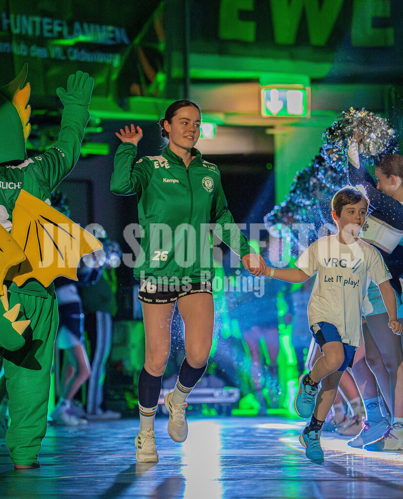 Handball I Frauen I Saison 2025-2026 I 1. HBF I 15. Spieltag I VFL Oldenburg - SV Union Halle-Neustadt 0015 | Pam Korsten (26, VfL Oldenburg) - Realisiert mit Pictrs.com