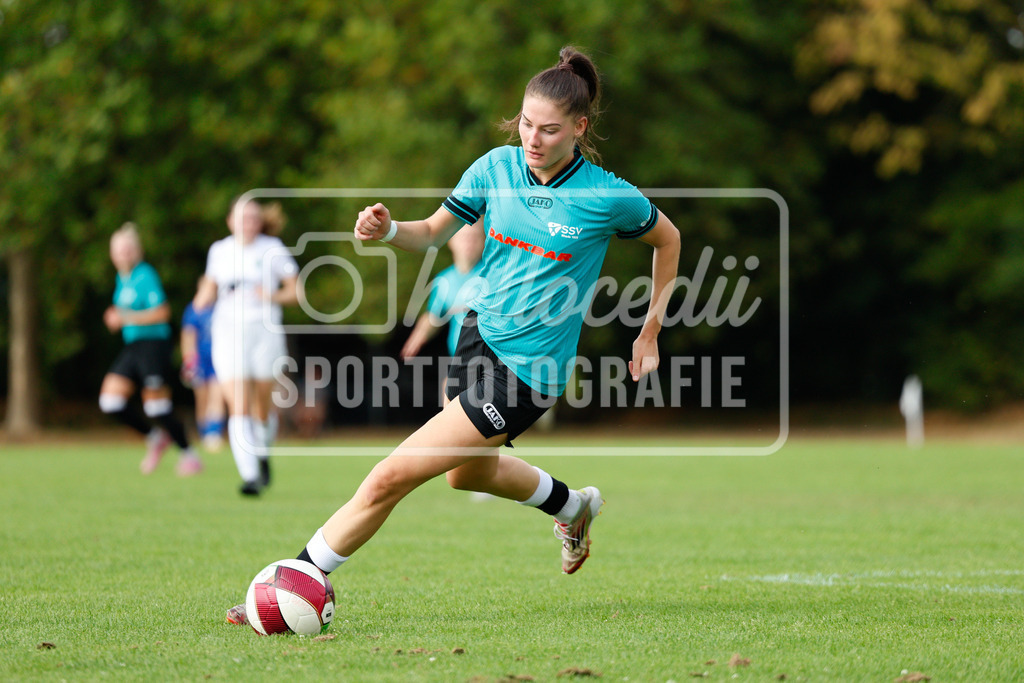 Fußball I Frauen I Westfalenpokal 26-27 I DJK GW Amelsbüren - SSV Rhade  I 18685 | Demi Ehler (10, SSV Rhade) dribbelt mit dem Ball. - Realisiert mit Pictrs.com