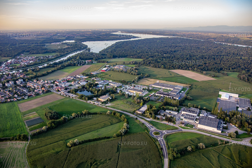 Vue aérienne: Zone Industrielle Zone Industriel de Krafft du sud-ouest à Erstein dans le département Bas Rhin, France – .Photo: IMG_137902.jpg prise le 18/08/2023 par Werner Riehm/FLY-FOTO.eu – Résolution de l'original: 5277 x 3518 px