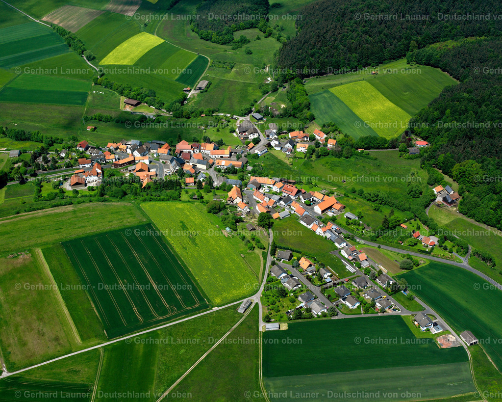 2615250 | BIEBEN 09.06.2006 Landwirtschaftliche Nutzflächen und Feldgrenzen  umsäumen das Siedlungsgebiet des Dorfes in Bieben im Bundesland Hessen, Deutschland // Agricultural land and field boundaries surround the settlement area of the village  in Bieben in the state Hesse, Germany Foto: Gerhard Launer