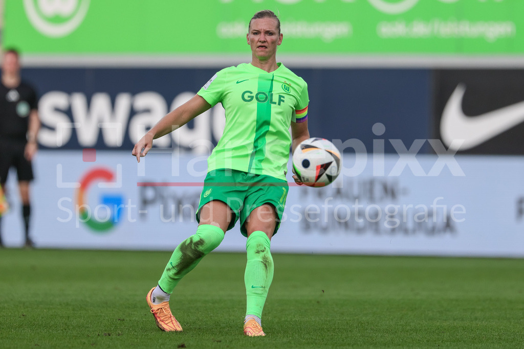 Fussball, Google Pixel Frauen-Bundesliga, VfL Wolfsburg - SV Werder Bremen | v.li.: Alexandra Popp (VfL Wolfsburg, 11) am Ball, Einzelbild, Ganzkörper, Aktion, Action, Spielszene, DIE DFB-RICHTLINIEN UNTERSAGEN JEGLICHE NUTZUNG VON FOTOS ALS SEQUENZBILDER UND/ODER VIDEOÄHNLICHE FOTOSTRECKEN. DFB REGULATIONS PROHIBIT ANY USE OF PHOTOGRAPHS AS IMAGE SEQUENCES AND/OR QUASI-VIDEO.