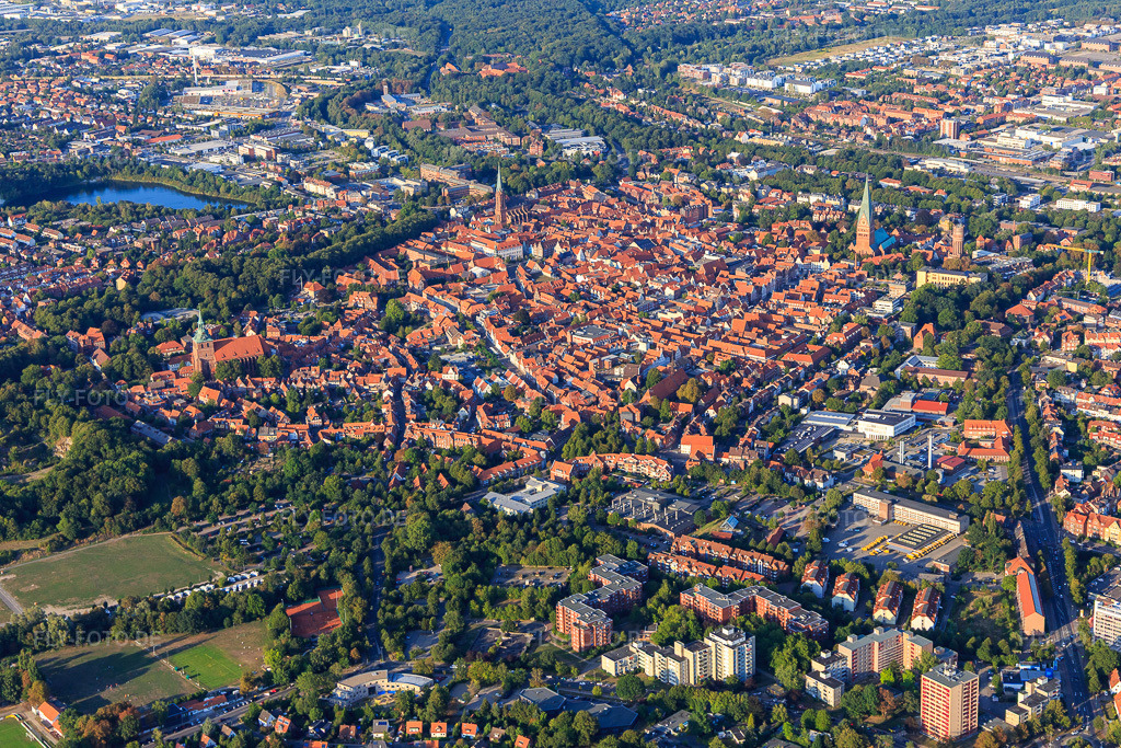 Luftbild: Übersicht Altstadtbereich und Innenstadtzentrum aus Nordwesten am Abend in Lüneburg im Bundesland Niedersachsen in Deutschland. Foto: IMG_110686.jpg vom 22.08.2018 durch Werner Riehm/FLY-FOTO.de