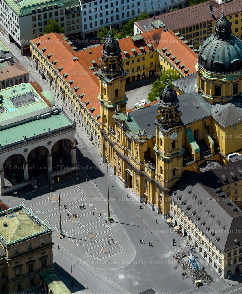 2810272 | Theatinerkirche und Feldherrnhalle am Odeonsplatz München