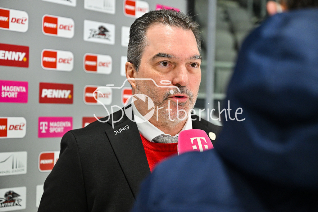Augsburger Panther - Düsseldorfer EG | Im Bild Larry MITCHELL Headcoach Augsburger Panther beim Interview von MagentaSport / Magenta Sport / vor der Partie gegen Duesseldorf / Einzelfoto / Freisteller / DEL: Augsburger Panther - Duesseldorfer EG, Curt Frenzel Stadion am 04.03.2025