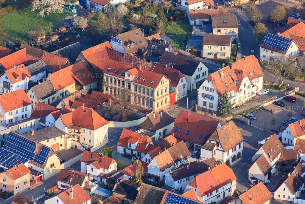 Luftbild: Schule in Essingen im Bundesland Rheinland-Pfalz in Deutschland.Foto: IMG_49593.jpg vom 13.04.2012 durch Werner Riehm/FLY-FOTO.deAuflösung des Originals: 4752 x 3168 px