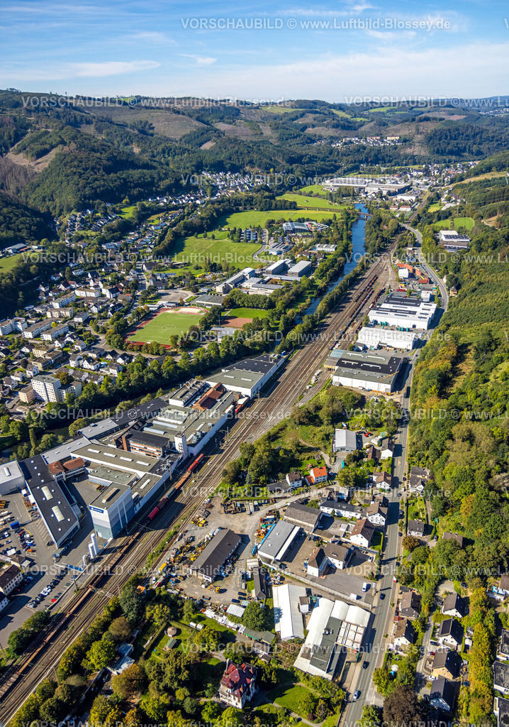 Plettenberg230908314 | Luftbild, Lennestadion des TuS Plettenberg, Fußballplatz und Leichtathletikstadion, städtisches Albert-Schweitzer Gymnasium und Gechwister-Scholl-Realschule, Gewerbegebiet mit Brockhaus Stahl GmbH und Brockhaus Lennetal GmbH, Rangiergleise, Waldgebiet mit Waldschäden, Holthausen, Plettenberg, Sauerland, Nordrhein-Westfalen, Deutschland