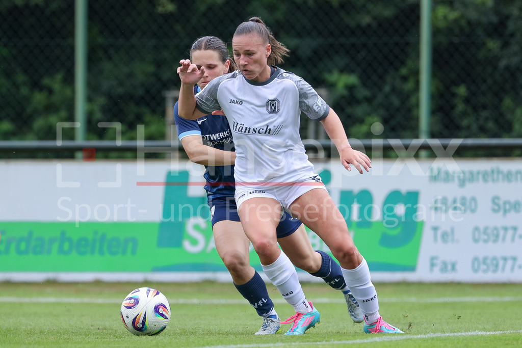 Fussball, Testspiel Frauen, SV Meppen - VfL Bochum | v.li.: Emely Joester (VfL Bochum, 16) und Lana Hubbeling (SV Meppen, 18) im Zweikampf, Duell, Dynamik, Aktion, Action, Spielszene