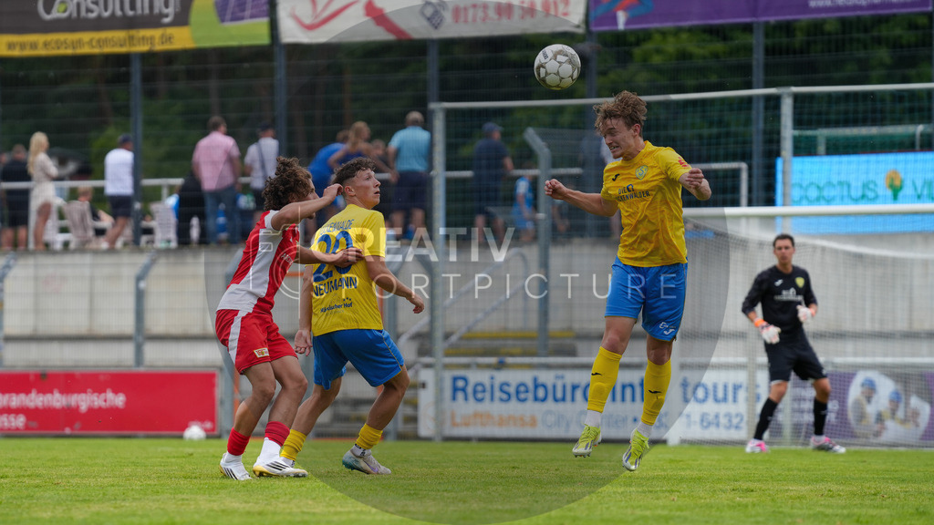Fußball, Herren, Saison 2025/2026, 3. Luckenwalder Turmpokal, Werner-Seelenbinder-Stadion Luckenwalde, Spiel: FSV 63 Luckenwalde vs. 1.FC Union Berlin U19,  | Fußball, Herren, Saison 2025/2026, 3. Luckenwalder Turmpokal, Werner-Seelenbinder-Stadion Luckenwalde, Spiel: FSV 63 Luckenwalde vs. 1.FC Union Berlin U19,  Im Bild: Musa Alkan (l. Union), Len Neumann (m. Luckenwalde) und Remo Merke (r. Luckenwalde) - Realisiert mit Pictrs.com