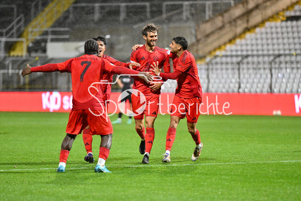FC Bayern Amateure - TSV Buchbach | Jubel nach dem Treffer zum 2-1 durch Luca DENK (FC Bayern München II #6) / Tor / Jubel / Happy / Tor / torschuezte / Regionalliga Bayern: FC Bayern München II - TSV Buchbach, Gruenwalder Stadion am 27.09.2024