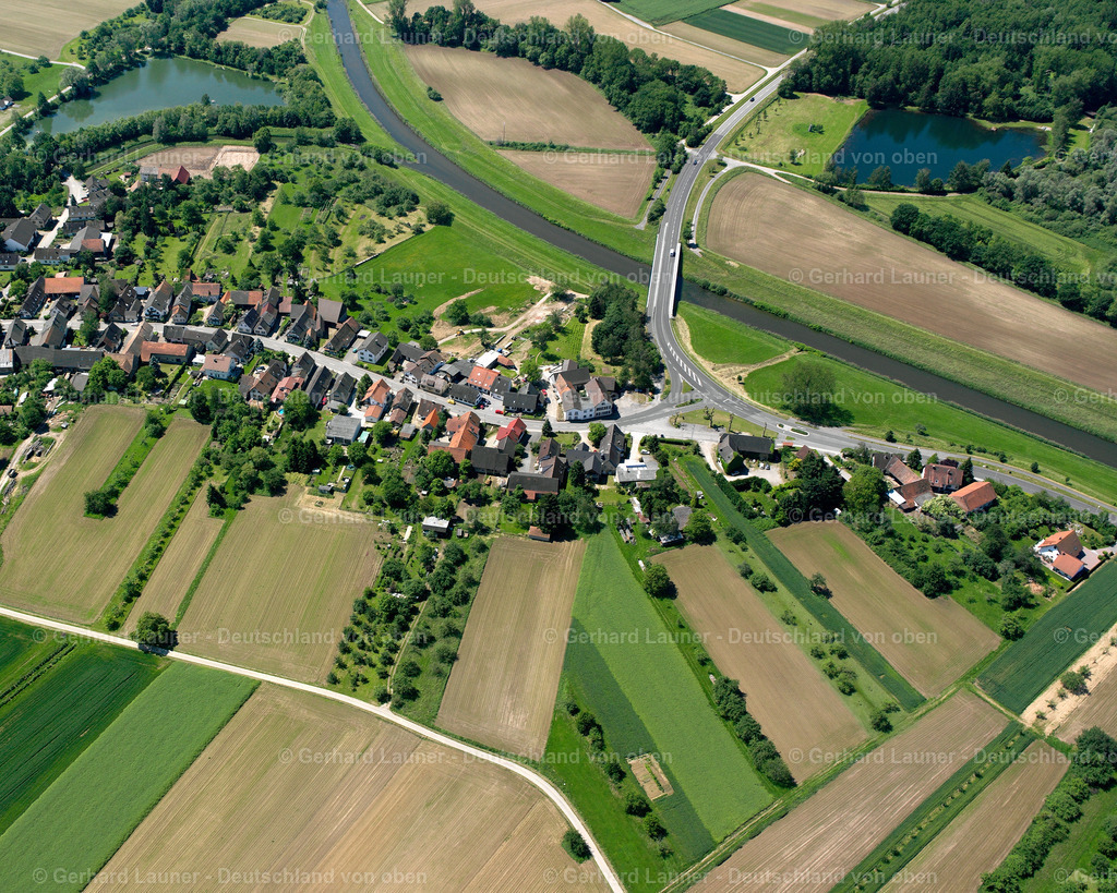 2626114 | MEMPRECHTSHOFEN 09.06.2006 Landwirtschaftliche Nutzflächen und Feldgrenzen  umsäumen das Siedlungsgebiet des Dorfes in Memprechtshofen im Bundesland Baden-Württemberg, Deutschland // Agricultural land and field boundaries surround the settlement area of the village  in Memprechtshofen in the state Baden-Wuerttemberg, Germany Foto: Gerhard Launer