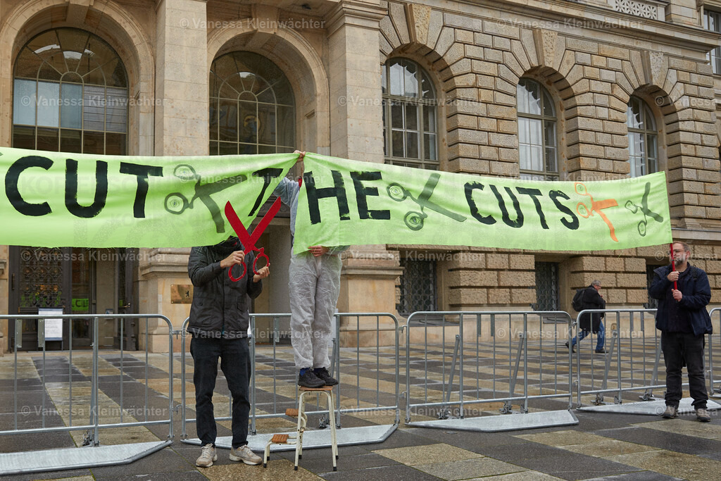 251114_SaveOurStudios_AGH_17 | Mit einer Lärmdemo und dem Durchschneiden eines Banners mit der Aufschrift "Cut the cuts" protestieren Künstler*innen am 14.11.2025 vor dem Berliner Abgeordnetenhaus gegen finanzielle Kürzungen in ihrem Bereich. - Realisiert mit Pictrs.com