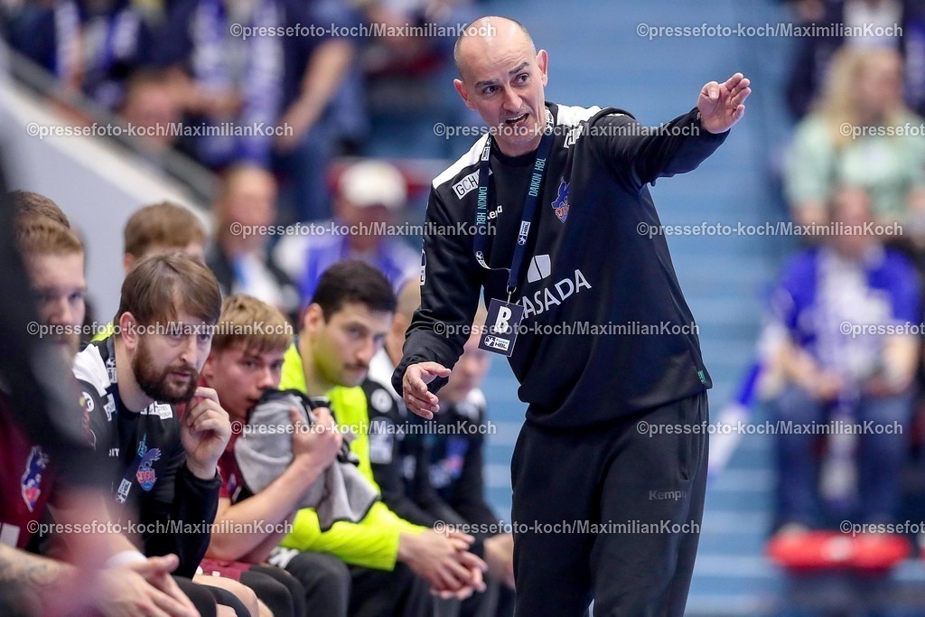 Gum25042501031 | 25.04.2025, Handball, HBL, VfL Gummersbach - 1. VfL Potsdam, Schwalbe-Arena: Cheftrainer Emir Kurtagic (VfL Potsdam) gestikulierend an der Seitenlinie 