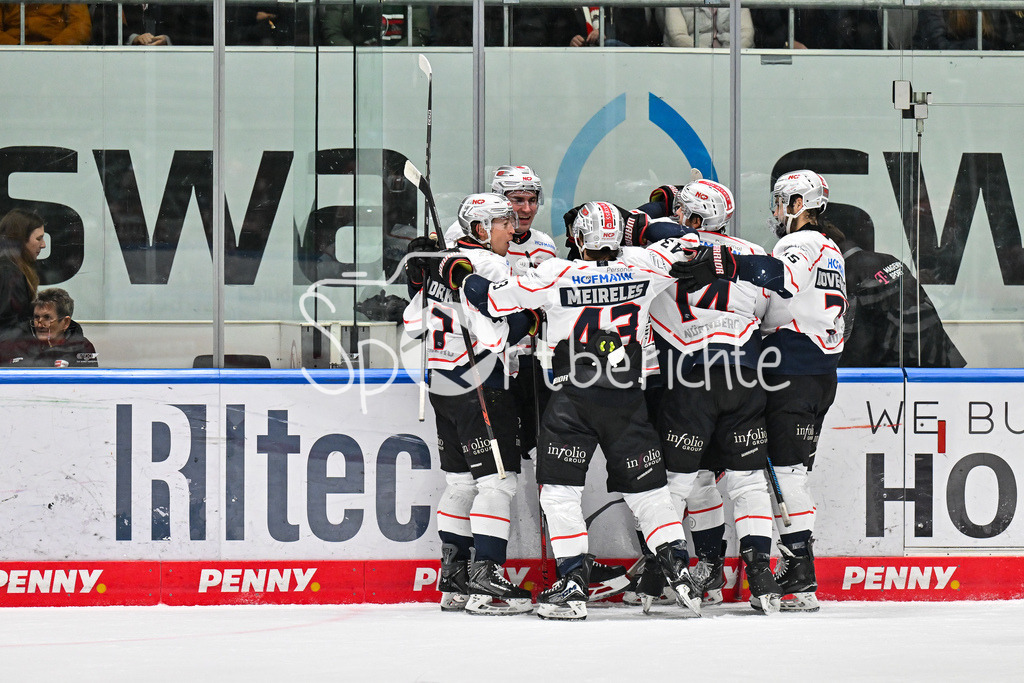 Augsburger Panther - Nürnberg Ice Tigers | AUGSBURG, GERMANY - 23. DECEMBER: Jubel der Gäste nach dem 2-3 Siegtreffer in der Overtime durch Brett MURRAY (Nürnberg Ice Tigers 81) / Tor / Torschuetze / Freude / Happy während dem Match zwischen den Augsburger Panthern und den Nürnberg Ice Tigers am 31. Spieltag der Penny DEL im Curt Frenzel Stadion