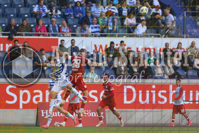 MSV Duisburg vs VfB Stuttgart II - 3. Liga | Duisburg, Deutschland, 02.08.25:   Tim Heike (MSV Duisburg) und Dominik Nothnagel (VfB Stuttgart II) im Kampf um den Ball waehrend des Spiels der 3. Liga MSV Duisburg vs VfB Stuttgart II in der schauinsland-reisen-arena(Foto von Brauer-Fotoagentur / Adrian Schlueter)