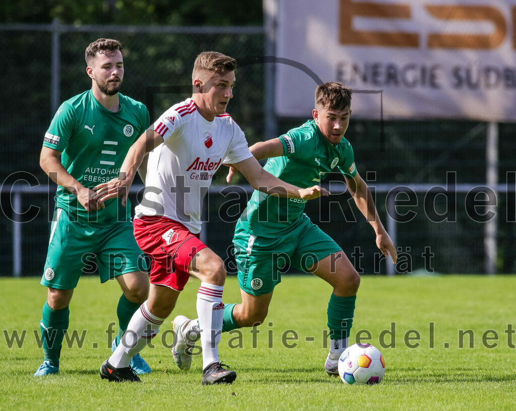 2023-08-26_048_TSV_Ebersberg_gegen_TSV_Oberpframmern | Ebersberg, Deutschland, 26.08.2023:
Fußball, Kreisliga 2023 / 2024, 2. Spieltag, TSV 1877 Ebersberg gegen TSV Oberpframmern, Endergebnis: 5:1

Yannik Sabatier (TSV 1877 Ebersberg, #19), Maximilian Probst (TSV Oberpframmern, #7), Felix Hoppe (TSV 1877 Ebersberg, #17)

Foto: Christian Riedel / fotografie-riedel.net