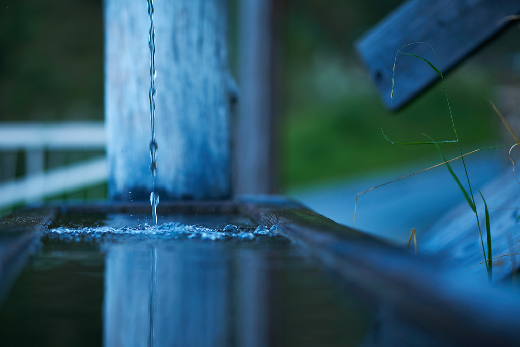 Holzbrunnen mit frischem Wasser | Rauris, Austria - September 14, 2020: Holzbrunnen mit frischem Wasser auf der Alm. - Realisiert mit Pictrs.com