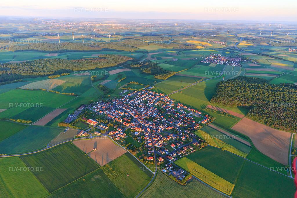 Luftbild: Dorf - Ansicht aus Nordwesten in Wasserlosen im Bundesland Bayern in Deutschland. Foto: IMG_099929.jpg vom 25.05.2017 durch Werner Riehm/FLY-FOTO.de