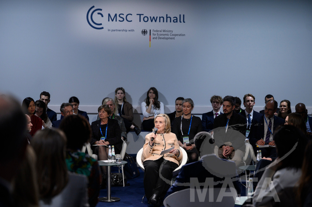 _DWI5093 | Die US-Politikerin Hillary Clinton auf der Veranstaltung Girls Just Want to Have Fundamental Rights: Fighting the Global Pushback im Rahmen der Münchner Sicherheitskonferenz 2026. München, 14.02.2026 Bayern Deutschland - Realisiert mit Pictrs.com