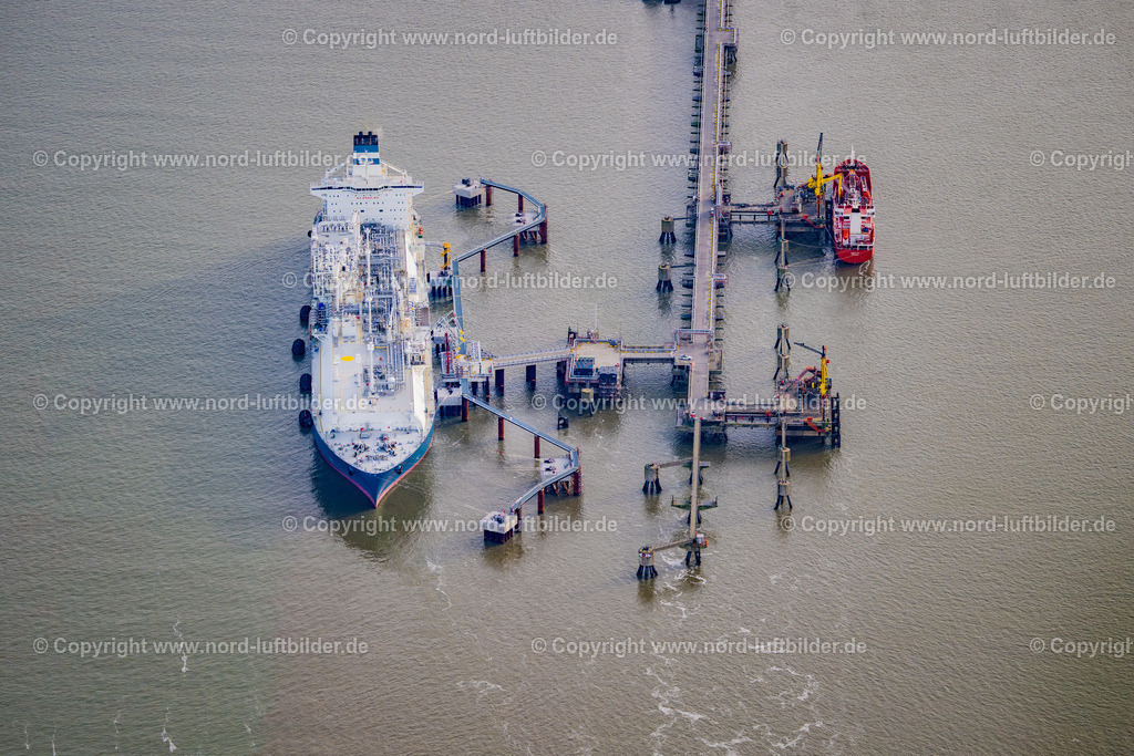 Wilhelmshaven_Höegh_Esperanza_LNG Speicher_und_Verdampfungsschiff_ELS_4442040223 | HOOKSIEL 04.02.2023 Wasserbrücke mit Leitungssystemen des LNG Erdgas und Flüssiggas- Terminal und Entladekai beim Entladen der " Höegh Esperanza " einem LNG-Speicher- und Verdampfungs-Schiff in Hooksiel im Bundesland Niedersachsen, Deutschland. Weiterführende Informationen bei: Höegh LNG AS,  Uniper Anlagenservice GmbH,  Uniper SE. // Water bridge with line systems of the LNG natural gas and liquid gas terminal and unloading dock when unloading the "Hoeegh Esperanza" an LNG storage and evaporation ship in Hooksiel in the state Lower Saxony, Germany. Further information at: Hoeegh LNG AS,  Uniper Anlagenservice GmbH,  Uniper SE. Foto: Martin Elsen