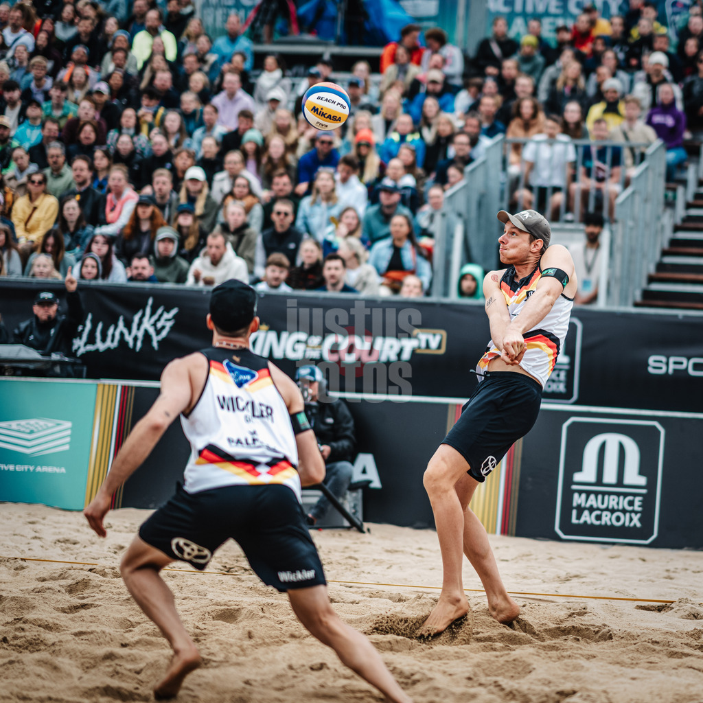 Beachvolleyball | Männer | Queen and King of the Court | Hamburg | 02.06.2024 | Nils Ehlers nimmt den Ball an