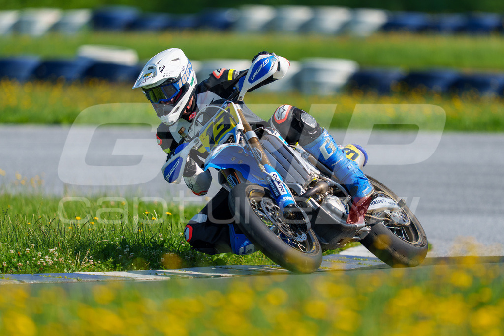 SuperMoto_Staatsmeisterschaft_Greinbach_119 | GRIPcapture steht für authentische Sportfotografie in Österreich – für Momente, die mehr sind als Geschwindigkeit oder Ergebnis. Es geht um Emotion, Spannung, Fokus und den Augenblick, der oft nur einen Wimpernschlag dauert.Ob Motorsport, Teamsport oder 