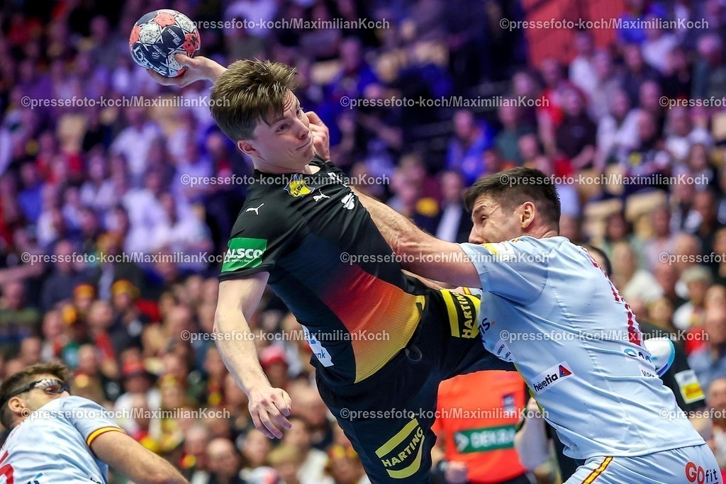 EHF19012602217 | 19.01.2026, Handball, Men's EHF EURO 2026, Deutschland - Spanien, Jyske Bank Boxen in Herning, Dänemark, Preliminary Round:  Nils Lichtlein (Germany #03) wirft den Ball vorbei an  Abel Serdio Guntín (Espania #20) auf das Tor