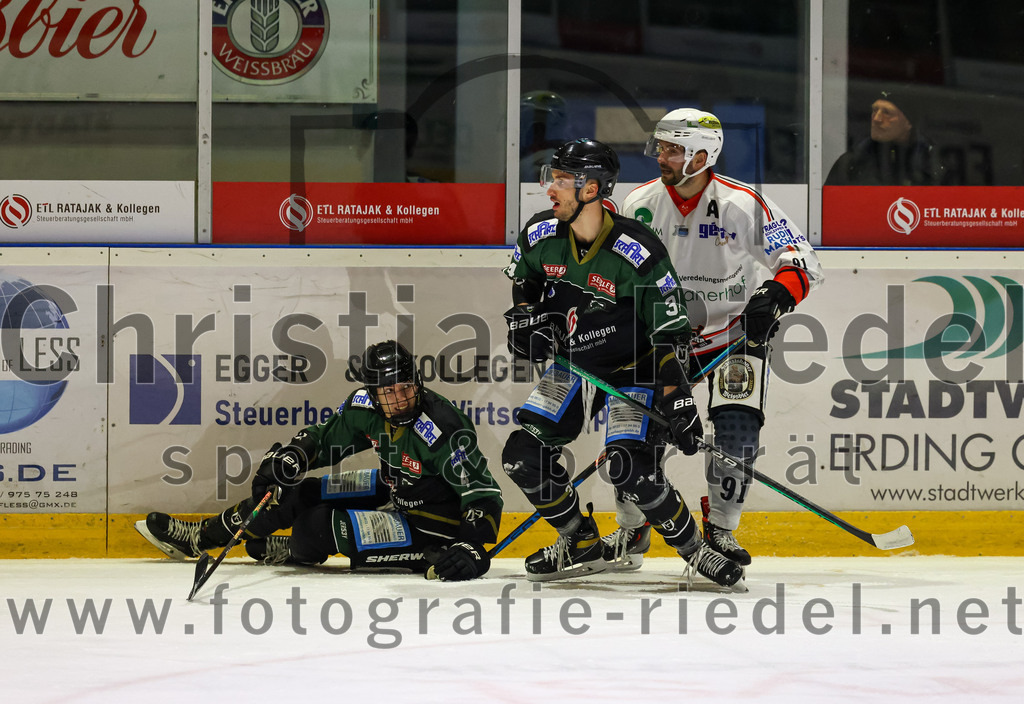 2022-11-04_082_Eishockey_TSV_Erding_gegen_TSV_Peissenberg | Erding, Deutschland, 04.11.2022:
Eishockey, Bayernliga 2022 / 2023, 10. Spieltag, TSV Erding gegen TSV Peißenberg, Endergebnis: 4:3

Simon Franz (Erding Gladiators, #4), Bastian Cramer (Erding Gladiators, #34), Dominik Ebentheuer (TSV Peissenberg, #91)

Foto: Christian Riedel / fotografie-riedel.net