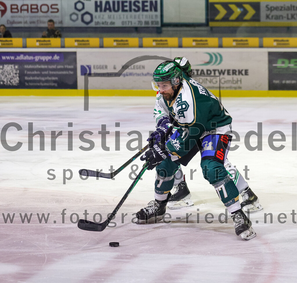 2026-01-02_025_TSV_Erding_gegen_Hoechstadt_Alligators | Erding, Deutschland, 02.01.2026:Eishockey, Oberliga Süd 2025 / 2026, 33. Spieltag, TSV Erding gegen Höchstadt Alligators, Endergebnis: 2:1Philipp Michl (Erding Gladiators, #77)Foto: Christian Riedel / fotografie-riedel.net