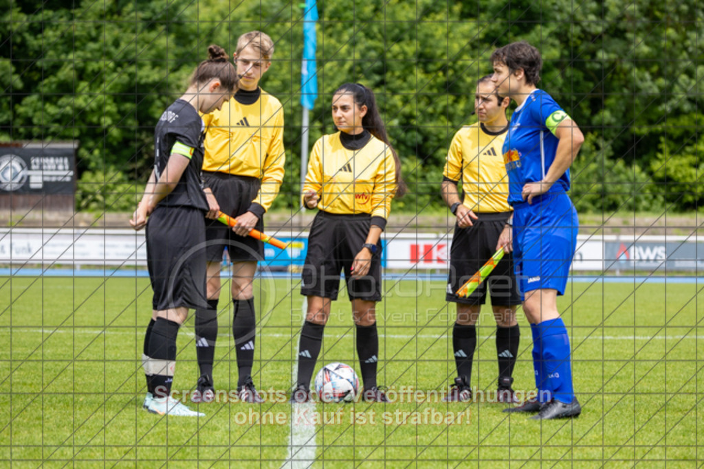 20250529_130038_0362 | #,  SGM Wendlingen-Ötlingen II (blau) vs. 1.FC Donzdorf II (schwarz), Fussball, Frauen-Bezirkspokal Finale Saison 2024/2025, Rasenplatz VfL Stadion Kirchheim, Jesinger Straße 105, 73230 Kirchheim, 29.05.2025 - 13:00 Uhr,Foto: PhotoPeet-Sportfotografie/Peter Harich