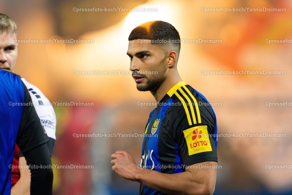 xYDR2802250101068 | 28.02.2025, xydrx, Fußball, Viktoria Köln - 1.FC Saarbrücken, 3.Liga, Sportpark Höhenberg, Saison 2024 2025: Simon Stehle (1.FC Saarbrücken #22) DFB regulations prohibit any use of photographs as image sequences and or quasi-video.