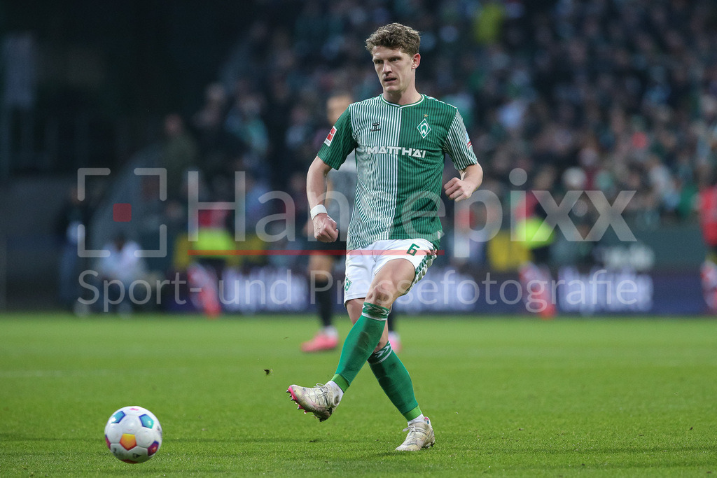 Fussball, Bundesliga, SV Werder Bremen - SC Freiburg | v.li.: Jens Stage (SV Werder Bremen, 6) am Ball, Einzelbild, Ganzkörper, Aktion, Action, Spielszene, DIE DFL-RICHTLINIEN UNTERSAGEN JEGLICHE NUTZUNG VON FOTOS ALS SEQUENZBILDER UND/ODER VIDEOÄHNLICHE FOTOSTRECKEN. DFL REGULATIONS PROHIBIT ANY USE OF PHOTOGRAPHS AS IMAGE SEQUENCES AND/OR QUASI-VIDEO.