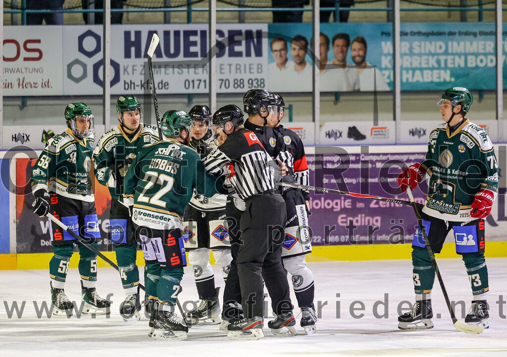 2025-11-25_144_TSV_Erding_gegen_EHF_Passau_Black_Hawks | Erding, Deutschland, 25.11.2025:Eishockey, Oberliga Süd 2025 / 2026, 20. Spieltag, TSV Erding gegen EHF Passau Black Hawks, Endergebnis: 2:3 n.V.Paul Pfenninger (Erding Gladiators, #58), Jesse Kauhanen (Erding Gladiators, #4), Grady Hobbs (Erding Gladiators, #22), Pascal Steck (Erding Gladiators, #73)Foto: Christian Riedel / fotografie-riedel.net