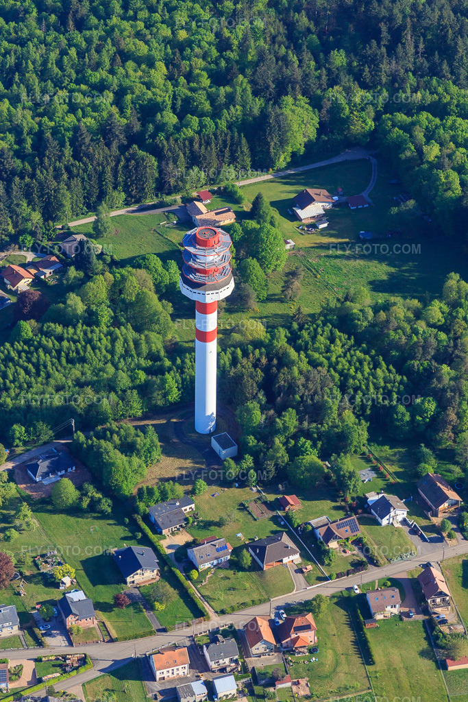 Aerial view: Transmission tower Tour Hertzienne de Goetzenbruck in the Northern Vosges from the west in Goetzenbruck in the state Moselle, France. – Photo: IMG_146053.jpg taken on 05/01/2025 by Werner Riehm/FLY-FOTO.com – Resolution of the original: 2832 x 4247 px
