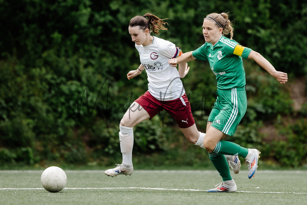Frauen Bezirksliga, 24. Spieltag, Saison 2024/2025: 1. FC Gievenbeck - SV Teuto Riesenbeck | Frauen Bezirksliga, 24. Spieltag, Saison 2024/2025, 1. FC Gievenbeck empfängt SV Teuto Riesenbeck im Sportpark Gievenbeck in Münster. Foto: sportfotografie.ms | Markus Paletta - Realisiert mit Pictrs.com