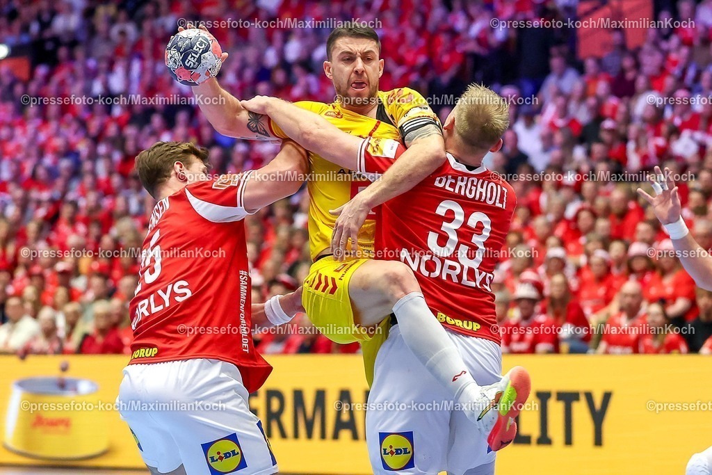 EHF16012602050 | 16.01.2026, Handball, Men's EHF EURO 2026, Dänemark - Nordmazedonien, Jyske Bank Boxen in Herning, Dänemark, Preliminary Round:  Filip Kuzmanovski (North Macedonia #18) wird von  Lukas Lindhard Jorgensen (Denmark #25) und  Emil Siersbaek Bergholt (Denmark #33) am Kreis festgemacht 