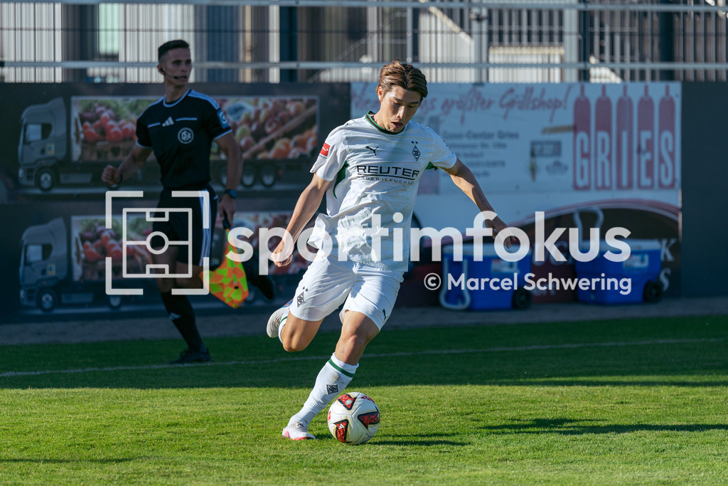 SSVg Velbert 02 – Borussia Mönchengladbach | Daiki Hashioka (Borussia Mönchengladbach) bei einer Flanke. Testspiel zwischen der SSVg Velbert 02 und Borussia Mönchengladbach in Velbert, 12.08.2026. Endstand: 0:8. sportimfokus / Marcel Schwering - Realisiert mit Pictrs.com
