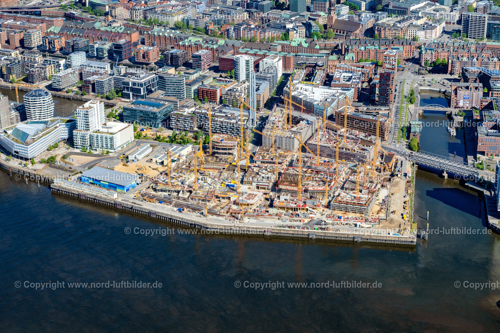 Hamburg_Hafencity_Baustelle_ELS_3545150522 | HAMBURG 15.05.2022 Baustelle zum Neubau des Gebäudekomplexes des Einkaufszentrum am Überseequartier am Chicagokai - Osakaallee im Bereich des ehemaligen Grasbrooks im Ortsteil Hafencity in Hamburg, Deutschland. Weiterführende Informationen bei: CHRISTIAN DE PORTZAMPARC,  Depenbrock Bau GmbH & Co. KG,  F + Z Baugesellschaft, Zweigniederlassung der Hecker Bau GmbH & Co. KG,  Stump-Franki Spezialtiefbau GmbH,  Unibail-Rodamco Germany GmbH,  Unibail-Rodamco ÜSQ Süd Quartiersmanagement GmbH. // Construction site for the new building complex of the shopping center at Ueberseequartier at Chicagokai - Osakaallee in the area of the former Grasbrooks in the Hafencity district in Hamburg, Germany. Further information at: CHRISTIAN DE PORTZAMPARC,  Depenbrock Bau GmbH & Co. KG,  F + Z Baugesellschaft, Zweigniederlassung der Hecker Bau GmbH & Co. KG,  Stump-Franki Spezialtiefbau GmbH,  Unibail-Rodamco Germany GmbH,  Unibail-Rodamco UeSQ Sued Quartiersmanagement GmbH. Foto: Martin Elsen